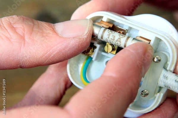 Obraz Replacing the fuse in a UK 13 amp domestic electric plug