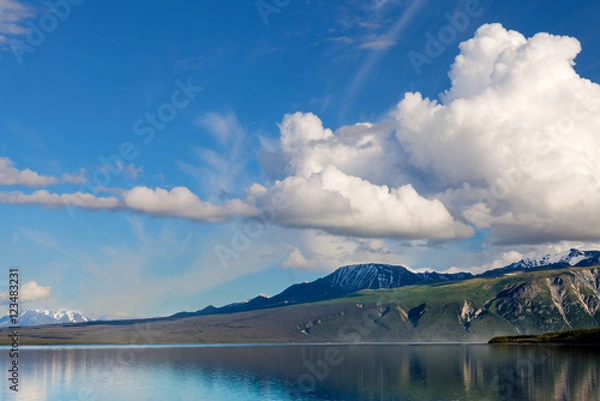 Fototapeta Kluane Lake-Yukon Territory- Canada  This magnificent and expansive lake has a beautiful shoreline and numerous vistas.