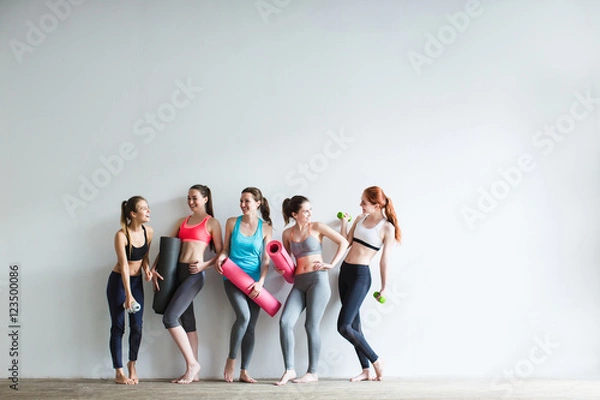 Fototapeta Uśmiechnięte kobiety w sprawności fizycznej studiu.