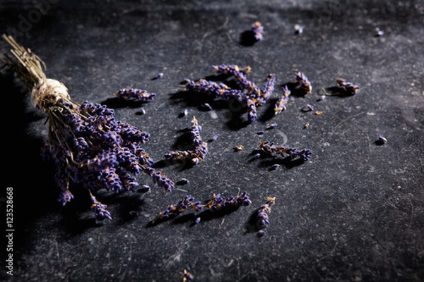 Obraz Ein Strauß getrockneter Lavendel auf einer schwarzen Steinplatte
