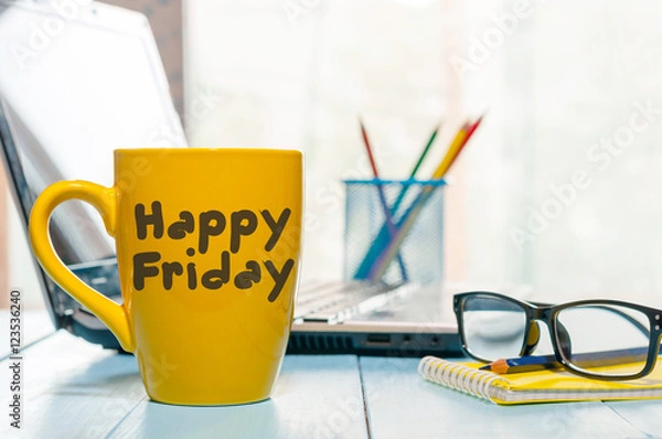 Obraz Szczęśliwy piątek na filiżankę kawy w pobliżu notatnika, ołówka i okularów. Koncepcja biura biznesowego