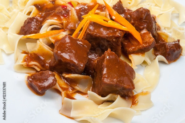 Obraz Gourmet Rindergulasch mit Bandnudeln