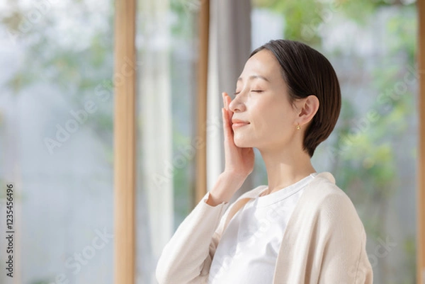 Fototapeta 肌の潤いを実感するミドル女性
