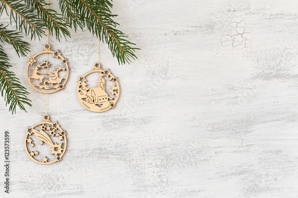 Obraz Weihnachtliche Anhänger aus Holz auf einem weißen Hintergrund