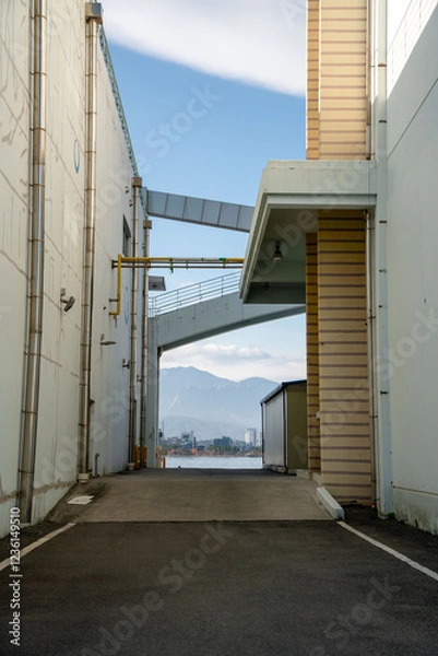 Obraz 산과 호수가 보이는 골목길 사이