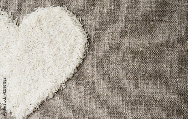 Obraz Сердце из риса льняной фон. Рис сердце льняная ткань текстура