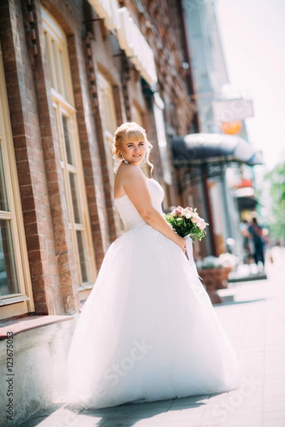 Fototapeta Bride on a background of city street