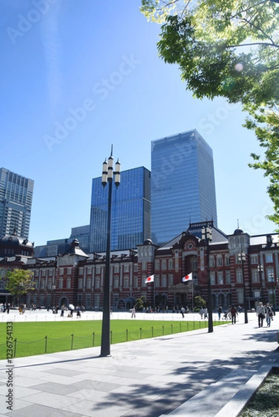 Fototapeta 東京駅丸の内駅前広場とその周辺の高層ビル群