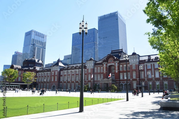 Fototapeta 東京駅丸の内駅前広場とその周辺の高層ビル群