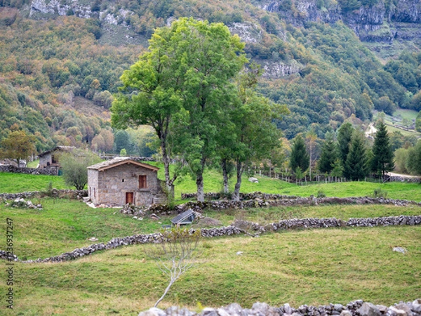Fototapeta Cabañas pasiegas de Espinosa