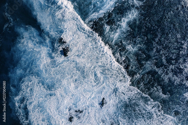 Obraz Błekitne Fale oceanu z drona
