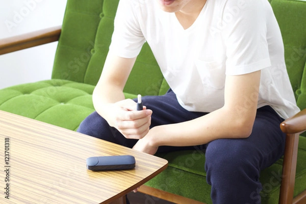 Fototapeta 電子タバコ　ソファ　男性