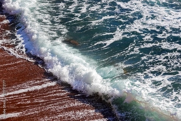 Obraz Vague sur une plage de sable ocre, avec tons plus vifs