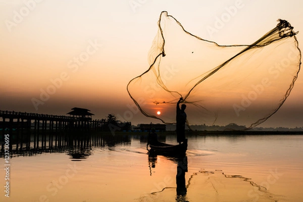 Fototapeta Fisherman cast a net in the Taung tha man lake, Mandalay, Myanmar