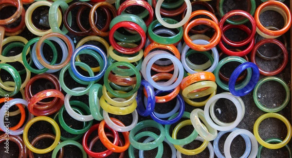 Fototapeta gruppo di anelli in scatola di varie misure--group of rings canned in various sizes