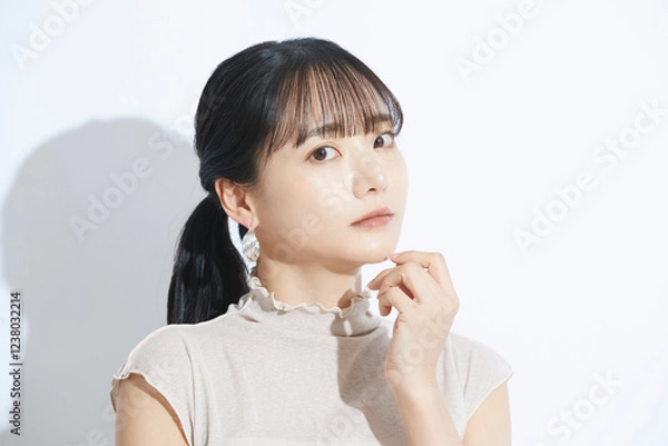 Fototapeta 光と影の背景で撮影をした若い女性の爽やかなビューティーポートレート