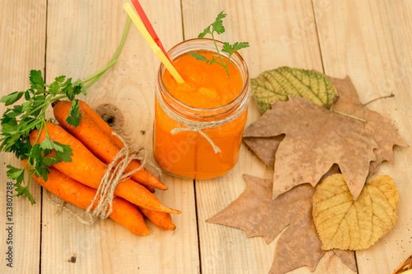 Obraz Морковный  смузи с овощами на деревянном фоне. Здоровое питание.