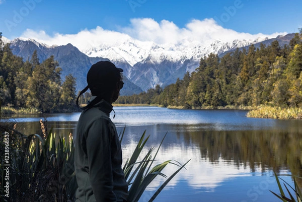 Fototapeta Tourist admiring lake matheson and mount cook in new zealand