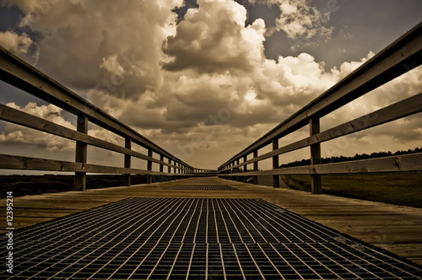 Obraz paseo de madera y nubes