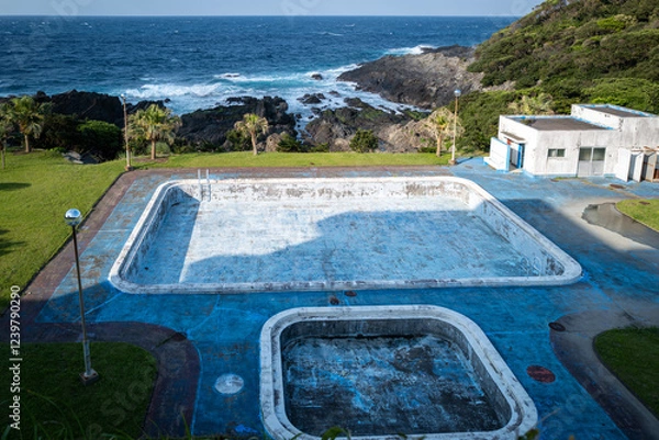 Fototapeta Serene coastal scene of an abandoned pool overlooking the ocean