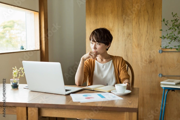 Obraz カフェで仕事をする30代女性