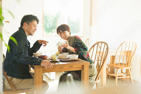 Fototapeta 休日をカフェで過ごす日本人夫婦