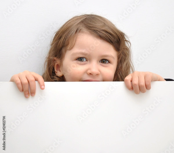 Fototapeta bimba con cartello