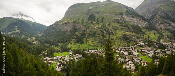 Obraz pueblo de Täsch en Suiza, en el verano de 2016 OLYMPUS DIGITAL CAMERA