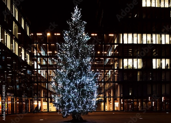 Obraz Weihnachtsbaum vor einem Bürogebäude in München