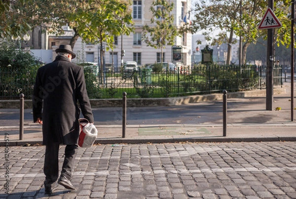 Obraz senior walking down the street