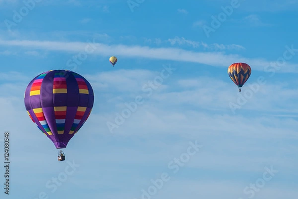 Obraz This is a photo of a beautiful hot air balloon slowly sailing through a calm blue sky.