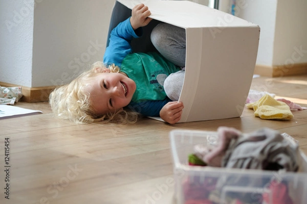 Obraz blondes mädchen beim spielen