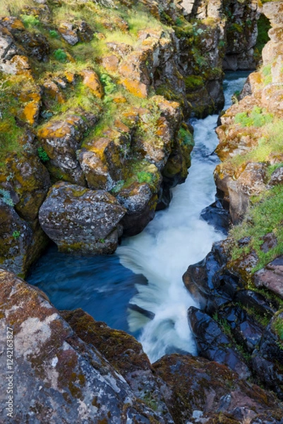 Obraz USA, Washington State, Lyle. Major Creek flowing through narrow canyon