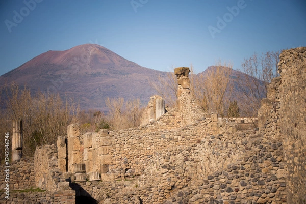 Obraz Mount Vesuvius looms over the ancient ruins of Pompeii.