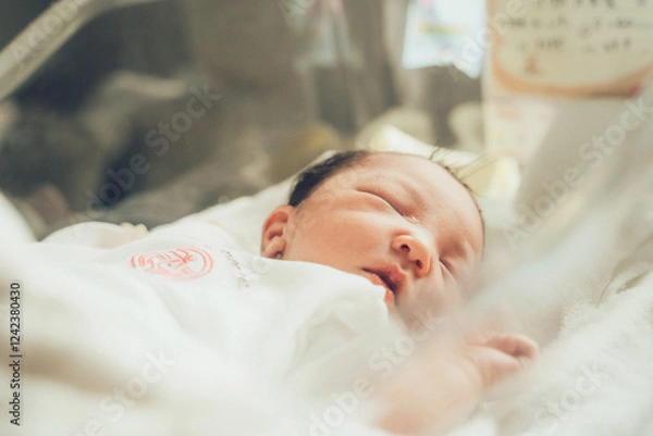 Obraz 産婦人科のベッドで眠る赤ちゃん