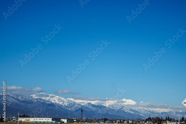 Obraz 白馬連峰が綺麗に見える、安曇野の平野