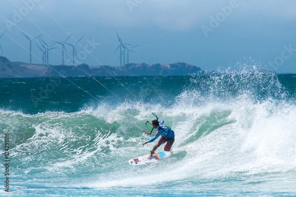 Fototapeta Niesamowite surfing latawcze na Filipinach. Instruktor procesowy surfowanie w Ocean Rezy w pobliżu wiatraki