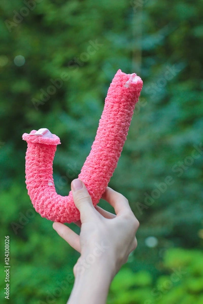 Obraz мягкое мороженое в ярком розовом рожке в виде трубочки