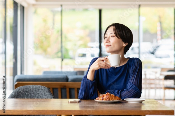 Obraz カフェで食事するミドルの女性