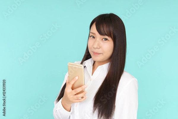 Fototapeta スマートフォンを持つ女性