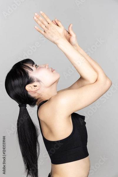 Fototapeta ヨガのポーズをするスポーツウェアの女性