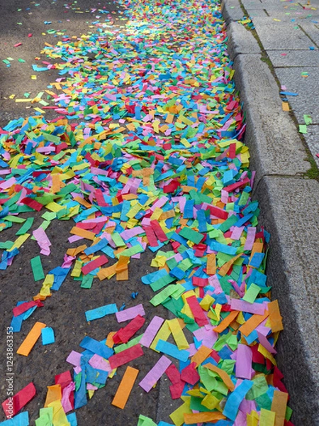 Obraz buntes konfetti am straßenrand