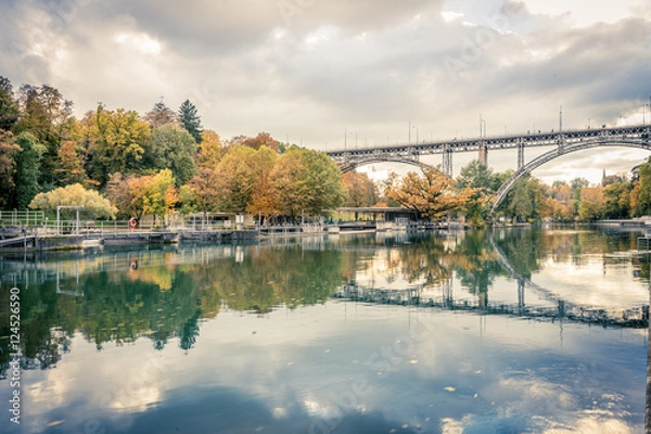 Fototapeta Kirchenfeldbrücke in Bern bei farbigem Herbstabend