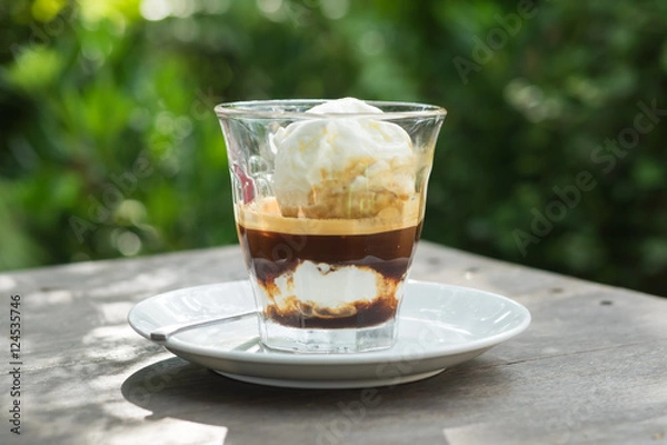 Obraz Kawa affogato, espresso shot z lodami waniliowymi, tło