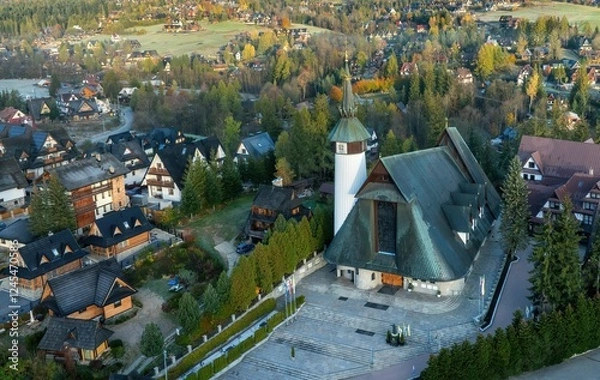 Fototapeta Zakopane: Sanktuarium na Krzeptówkach - widok z drona o poranku jesienią