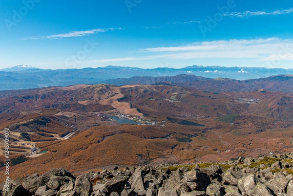Fototapeta 八ヶ岳 蓼科山 山頂より 紅葉の白樺湖・御嶽山・北アルプスを望む