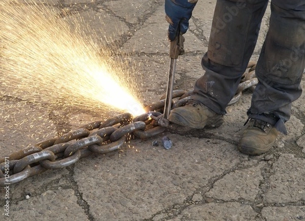 Fototapeta Cutting a chain 2