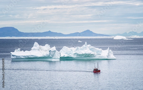 Obraz Boot vor Eisbergen in Grönland