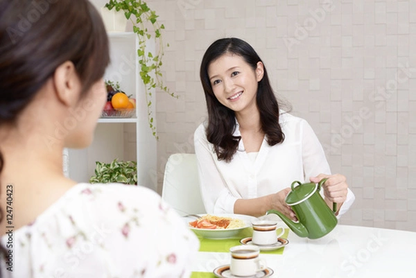 Fototapeta 食事を楽しむ女性