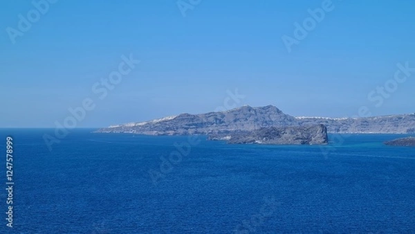 Obraz Santorini: A Stunning Blend of Volcanic Caldera and Beautiful Beaches 🌋🏝️🌊